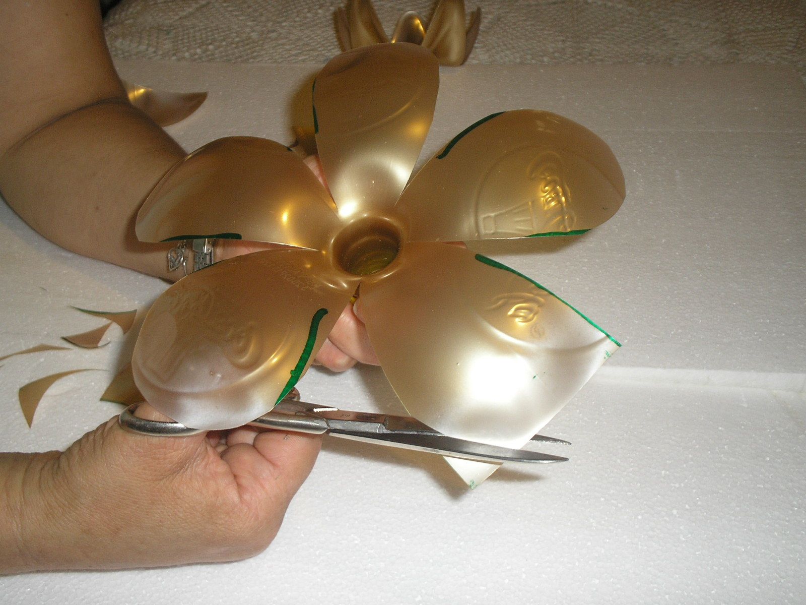 Лепестки из бутылки